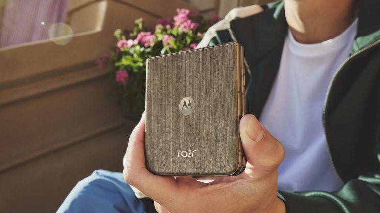 motorola razr ultra 2026 Lifestyle Imagery 0223 2560x1440